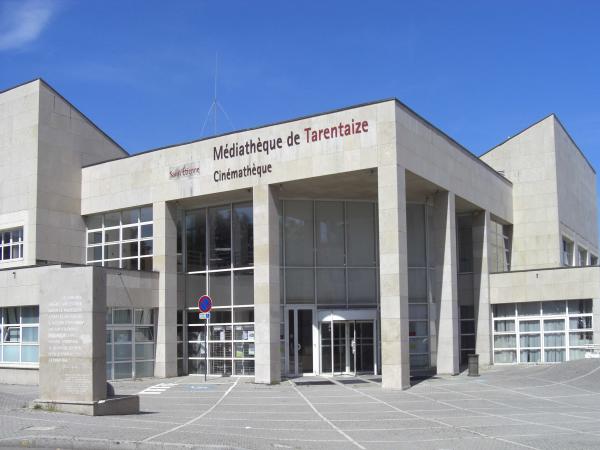 vue extérieure de l'entrée de la médiathèque
