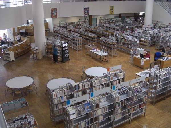 vue de la salle de lecture de la médiathèque