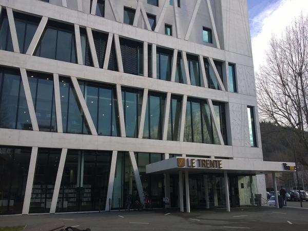vue extérieure de l'entrée de la médiathèque
