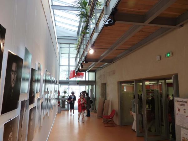 vue du hall d'entrée de la médiathèque
