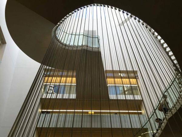 Vue intérieure accès aux étages de la bibliothèque