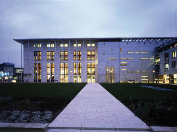 vue de l'extérieur de la bibliothèque