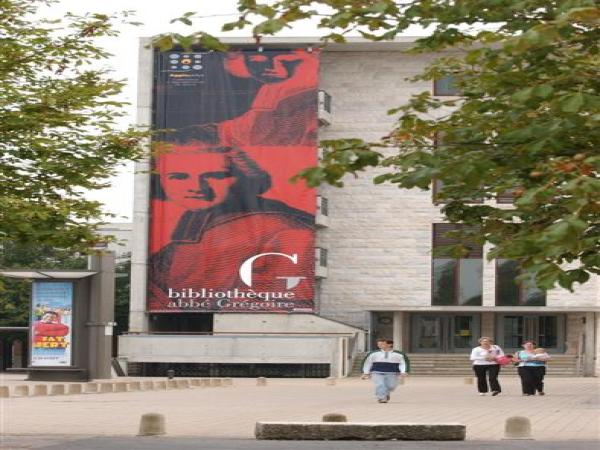 vue de l'extérieur: entrée de la bibliothèque
