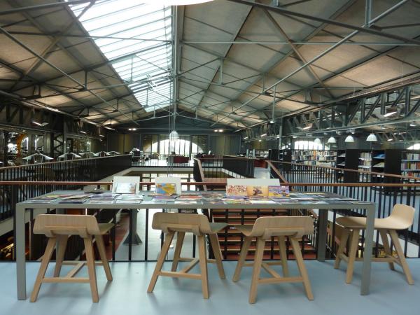 vue de la salle de lecture de la médiathèque