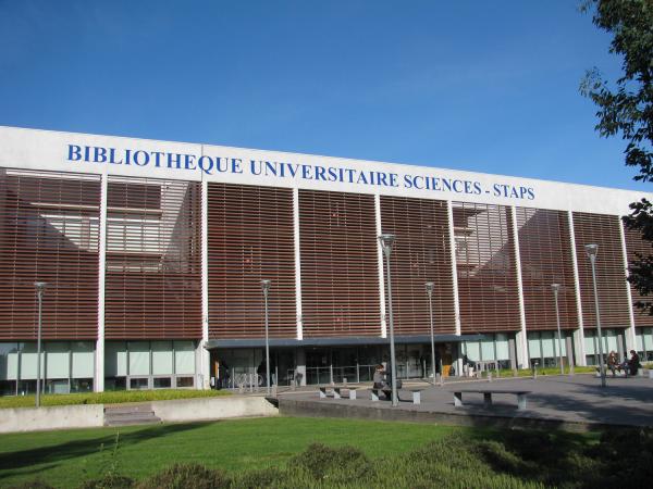 vue extérieure de l'entrée de la bibliothèque