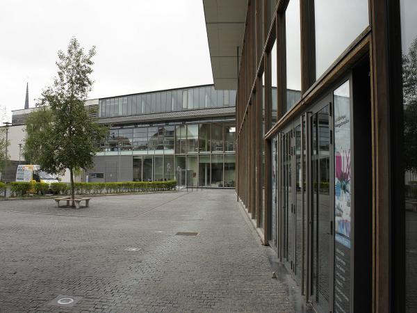 vue du square extérieur de la bibliothèque