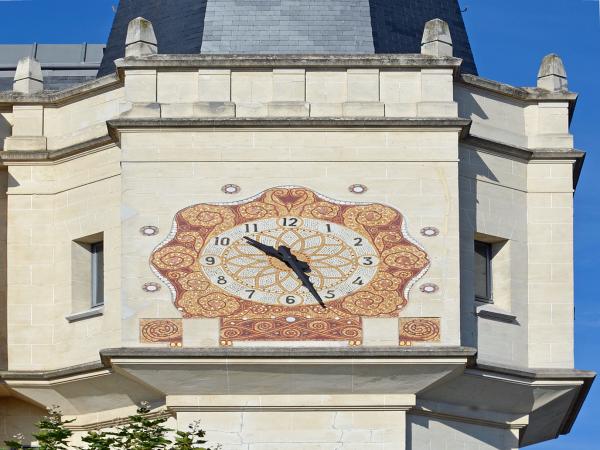vue d'un détail de la façade de la médiathèque : l'horloge