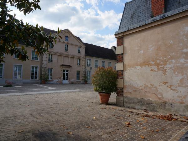 vue de l'extérieur de la cour de la médiathèque