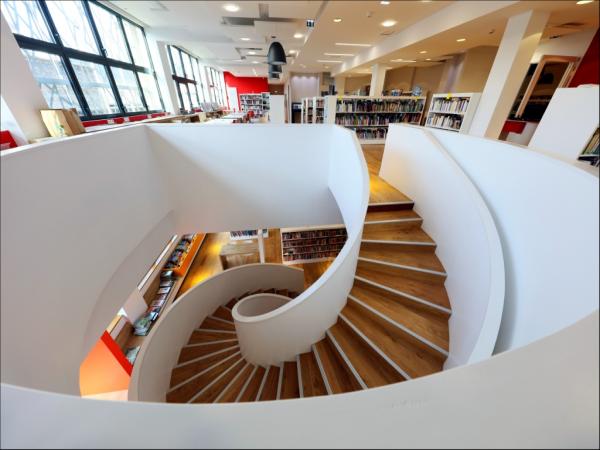 vue intérieure de l'accès aux étages de la bibliothèque