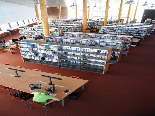 vue de la salle de lecture de la bibliothèque