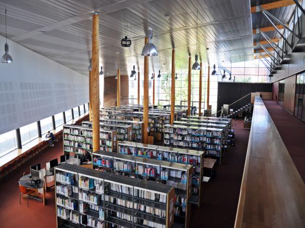 vue de la salle de lecture de la bibliothèque