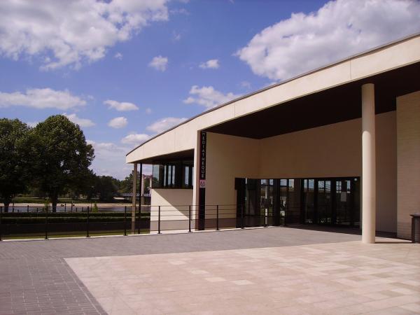 vue extérieure de l'entrée de la médiathèque