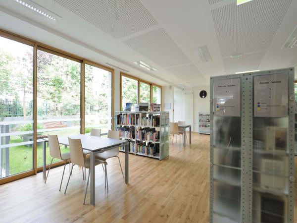 vue de l'espace romans adultes de la bibliothèque