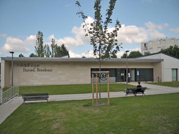 vue extérieure de l'entrée de la médiathèque