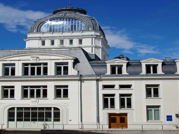 vue extérieure : détails de la façade de la médiathèque 