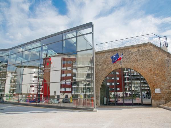 vue extérieure de l'entrée de la bibliothèque