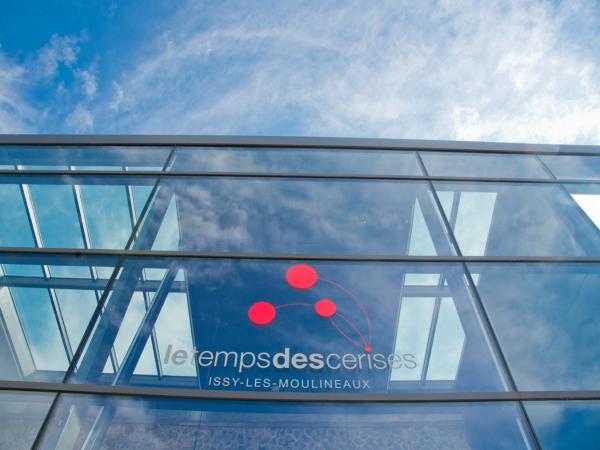 vue d'un détail de la façade de la bibliothèque : logo