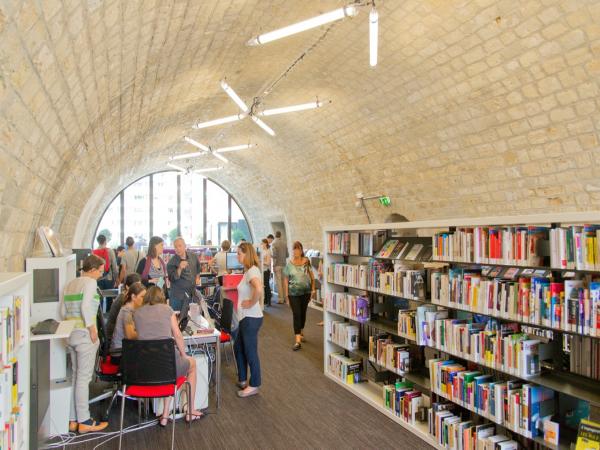 vue de l'intérieur de la bibliothèque