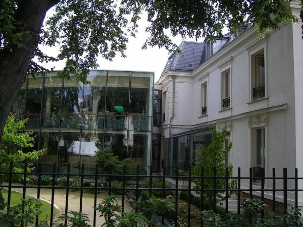vue de l'extérieur de la cour de la médiathèque