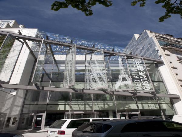 vue extérieure de l'entrée de la médiathèque