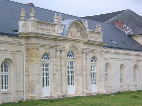 vue d'un détail de la façade de la médiathèque :  fronton de la porte arrière