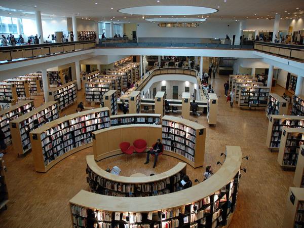 vue d'ensemble de l'intérieur de la bibliothèque