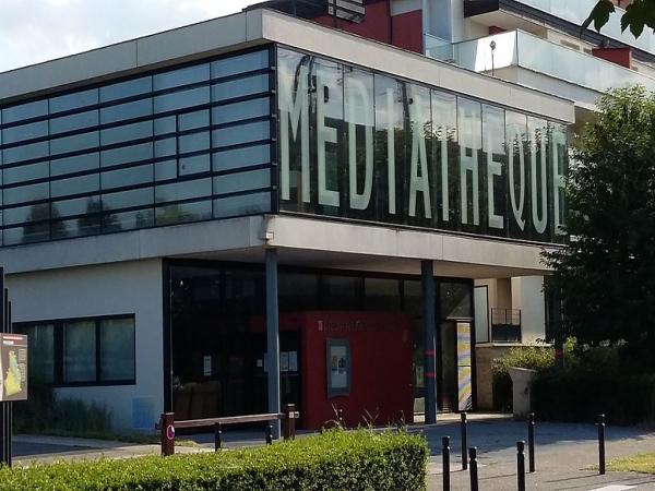 vue extérieure de l'entrée de la médiathèque