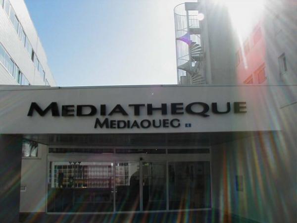 vue extérieure de l'entrée de la médiathèque