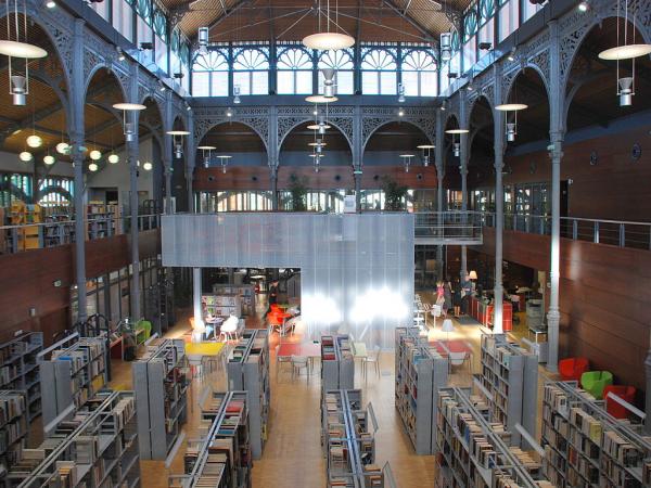 vue de la salle de lecture de la médiathèque