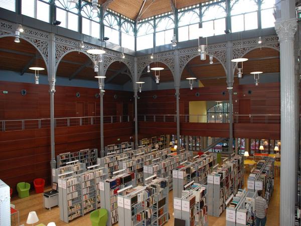 vue de la salle de lecture de la médiathèque