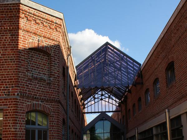 vue extérieure d'un détail de du bâtiment : la verrerie
