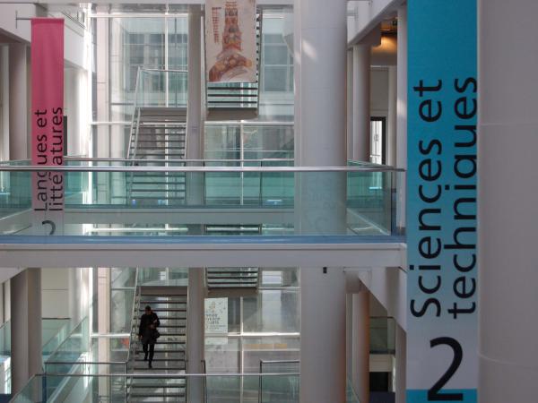 vue intérieure des passerelles de la bibliothèque