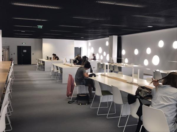 vue sur l'espace de travail de la bibliothèque