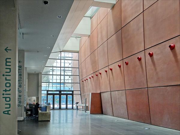 vue de l’accueil de la bibliothèque