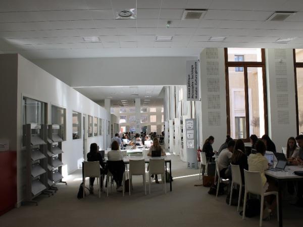vue du pôle Science politique, philosophie, sociologie, histoire et culture générale