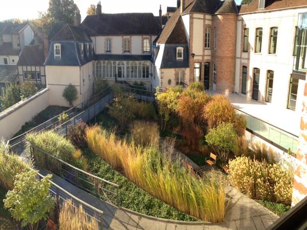 Jardin et façade extérieure