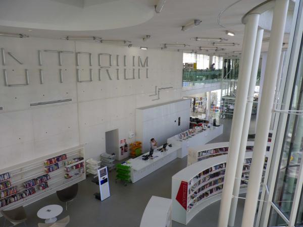 vue de l’auditorium de la médiathèque