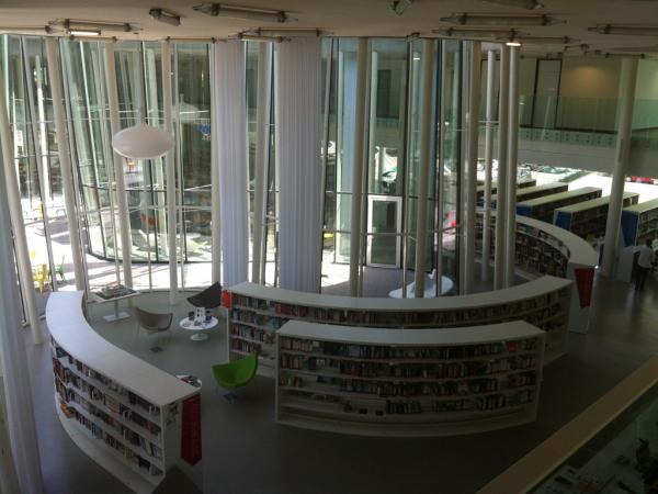 vue d'ensemble de la salle de lecture de la médiathèque