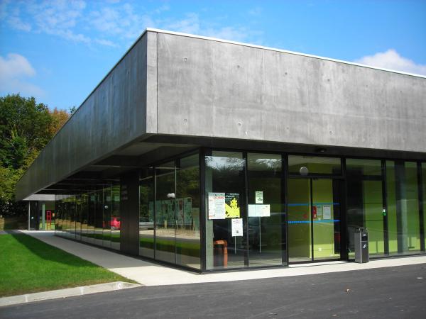 vue extérieure de l'entrée de la médiathèque