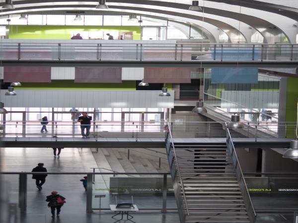 vue intérieure des étages de la bibliothèque