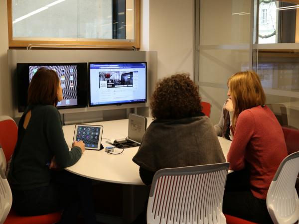 vue d'un carrel de travail collaboratif de la médiathèque