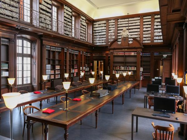 vue d'une salle de consultation de la bibliothèque