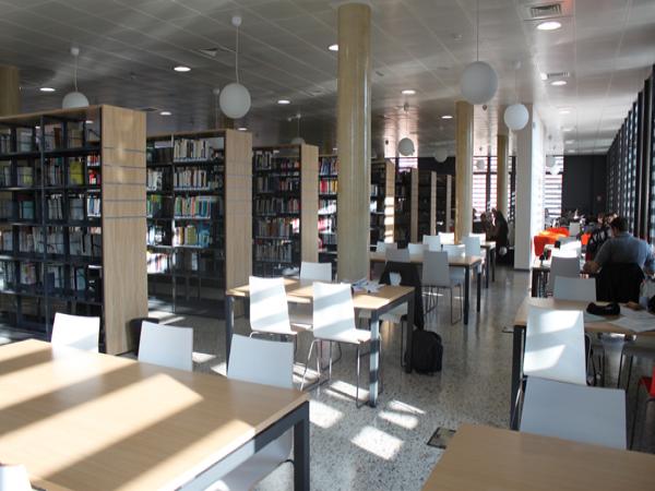 vue de la salle de lecture de la bibliothèque