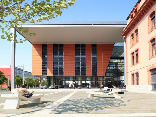 vue extérieure de l'entrée de la bibliothèque