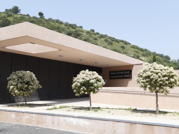 vue extérieure de l'entrée de la bibliothèque