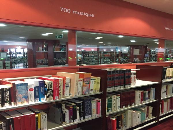 vue de la salle de lecture de la bibliothèque