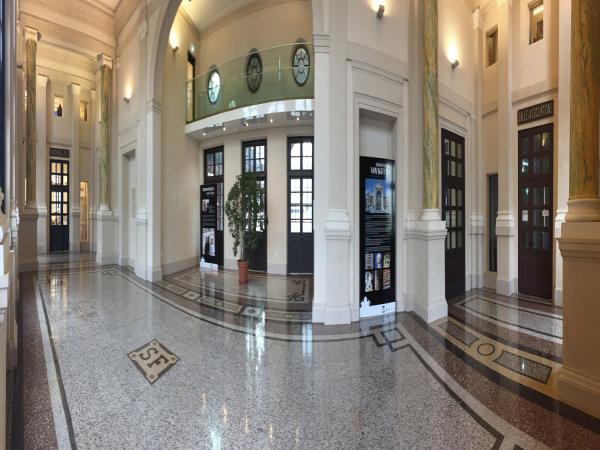 vue du hall d'entrée de la bibliothèque