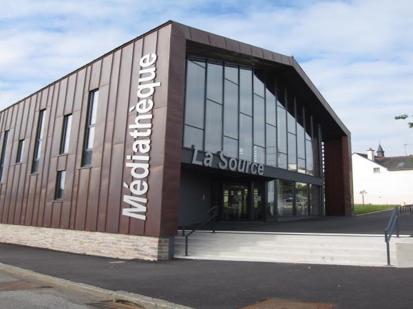 vue extérieure de l'entrée de la médiathèque