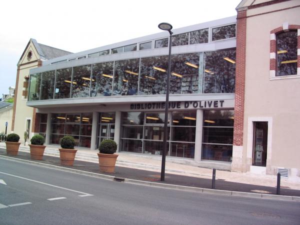 vue extérieure de l'entrée de la bibliothèque