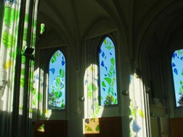 vue des vitraux de l'espace Desfriches de la bibliothèque